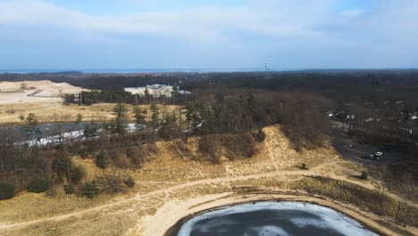 Descendiendo-Y-Panoramizando-Con-Un-Dron-Sobre-Una-Plataforma-De-Hielo-Poco-Profunda