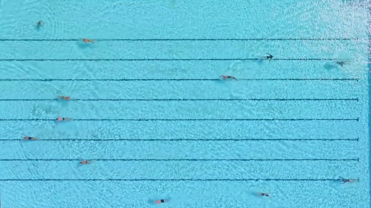 プールで泳ぐ人々の空撮