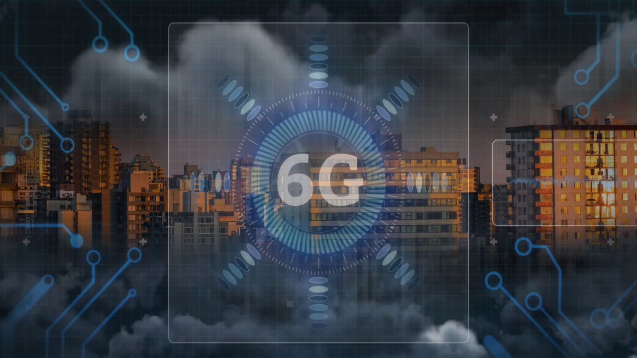 Animación de texto 6G, procesamiento de datos y escaneo en pantallas sobre un paisaje urbano.