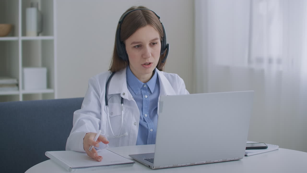 appuntamento online con un terapeuta donna è seduta in ufficio in clinica e consulta persone da remoto via internet