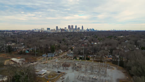 Vista-Aérea-De-La-Red-Eléctrica-Y-El-Horizonte-De-Atlanta-En-El-Fondo,-Georgia