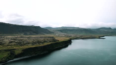 Panorama-Der-Felsigen-Küste-In-Island