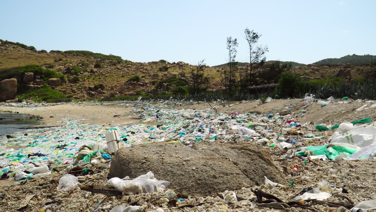playa tropical contaminada por montones de basura plástica, problema de gestión de residuos