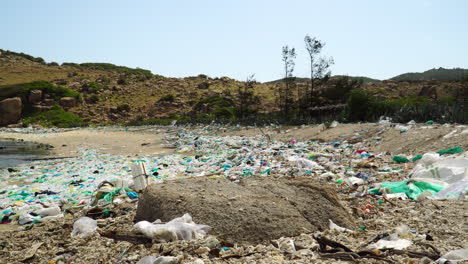 Tropischer-Strand-Verschmutzt-Durch-Haufen-Von-Plastikmüll,-Abfallentsorgungsproblem