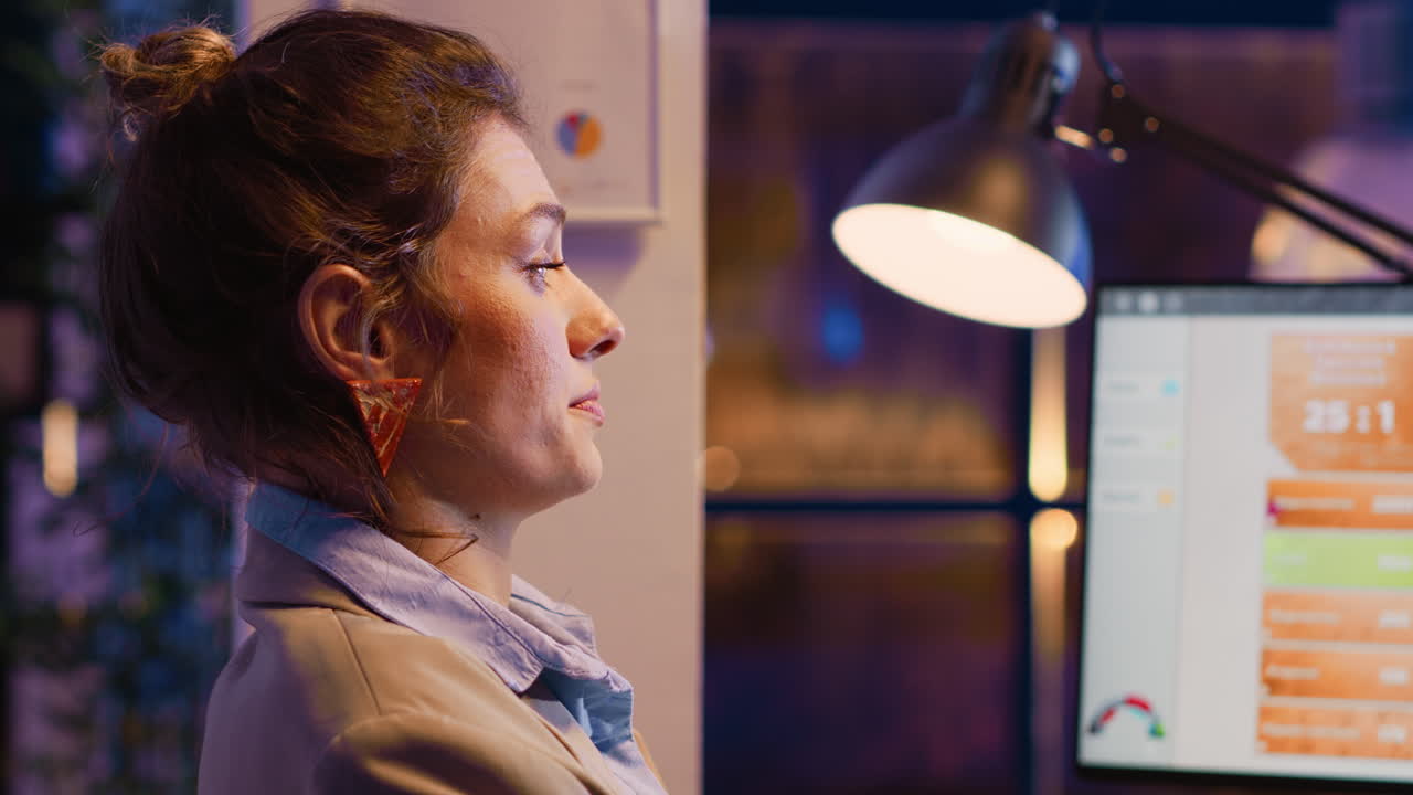 mujer de negocios trabajando hasta tarde en la oficina