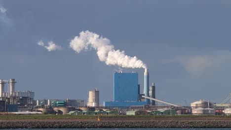 Blick-über-Das-Wasser-Vom-Haken-Von-Holland-Aus,-Der-Emissionen-Zeigt,-Die-Vom-Schornstein-Kommen