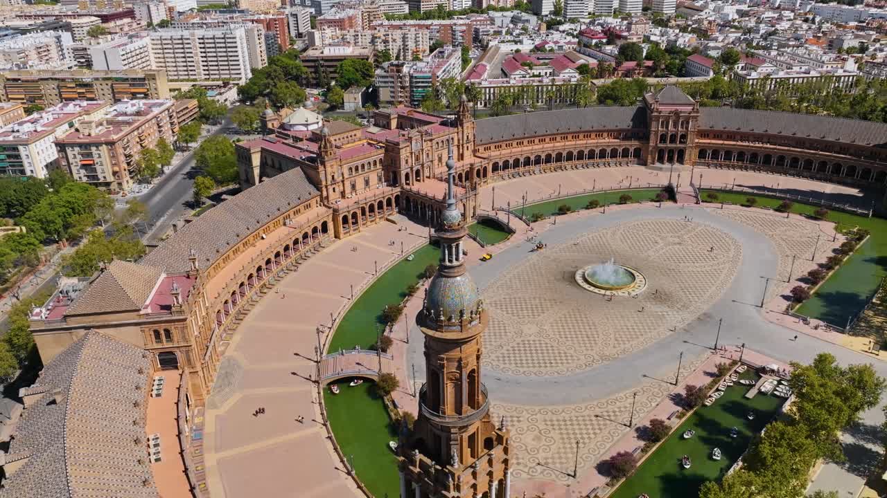 la famosa plaza de españa con la torre norte en el parque maría luisa, sevilla, andalucía, españa