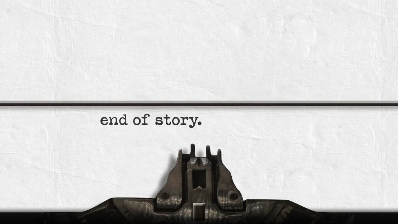 avec une machine à écrire