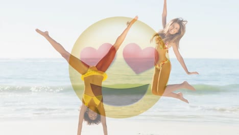 chicas sonrientes felices en bikini divirtiéndose en la playa para el día de san valentín