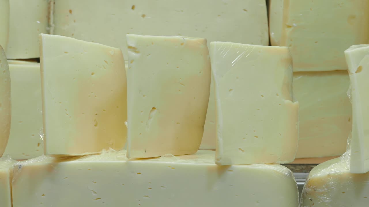 Blocs de fromage frais exposés sur un marché