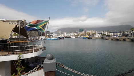 Bandera-De-Sudáfrica-Ondea-En-La-Popa-Del-Barco-De-Turismo-En-El-Puerto-De-Ciudad-Del-Cabo