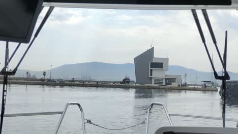 vista de la cubierta delantera del barco que se dirige a estacionar en el puerto de la marina
