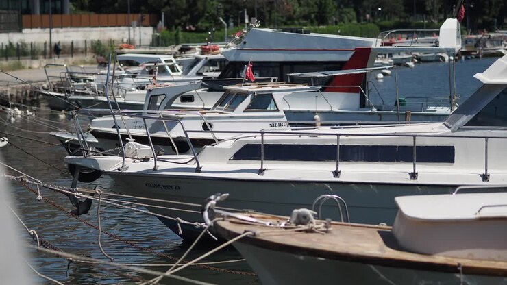 barcos en un puerto deportivo