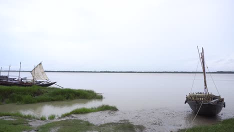 Los-Veleros-Están-Parados-Al-Lado-Del-Río