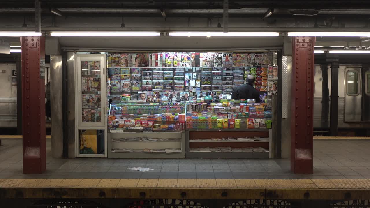 출퇴근 시간에 기차가 지나간다