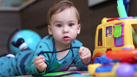 bebé jugando con juguetes