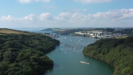 Luftaufnahme-Den-Fluss-Fowey-Hinunter-In-Richtung-Der-Stadt-Fowey-Und-Polruan,-Die-Sich-In-Einem-Gebiet-Von-Außergewöhnlicher-Natürlicher-Schönheit-Im-Süden-Von-Cornwall-Befindet