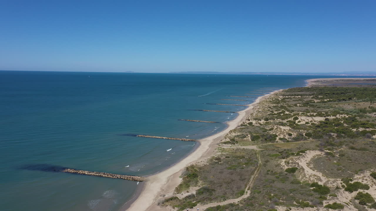una estructura hidráulica rígida de groyne costa del mar mediterráneo francia dron aéreo