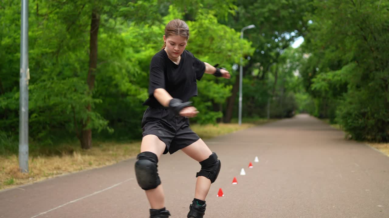 mujer patinando en un camino del parque