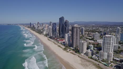 Langer-Weißer-Sandstrand-Mit-Juwelengoldküstentürmen-Im-Surferparadies,-Qld,-Australien---Luftdrohnenaufnahme