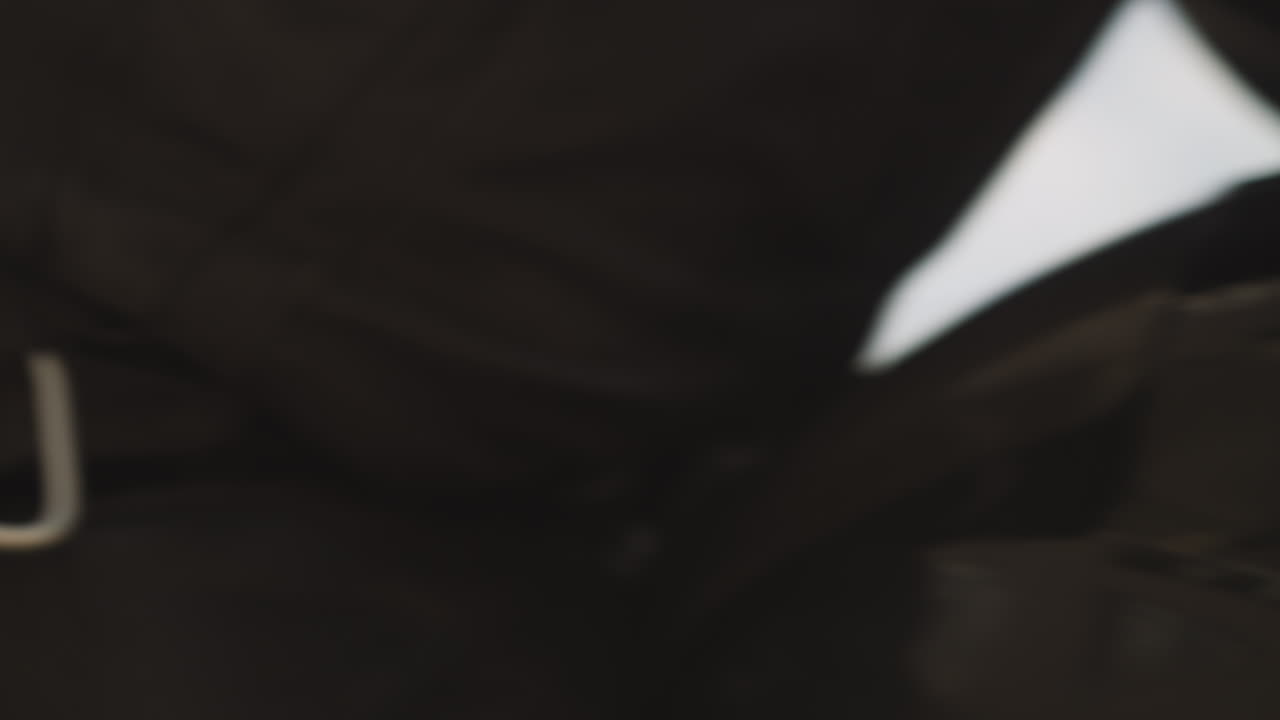 el jinete en guante gira el mango de la motocicleta a lo largo de la calle