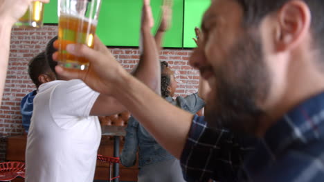 amigos viendo el juego en un bar deportivo filmado en cámara lenta