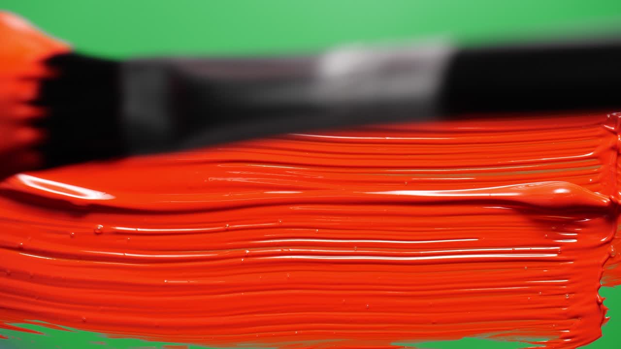 브러쉬가 녹색 스크린을 그립니다. 가까이 가세요.