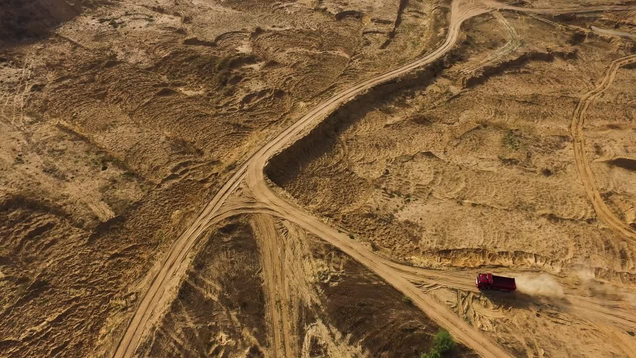 모래 광산 에 있는 빨간 트럭 의 공중 사진