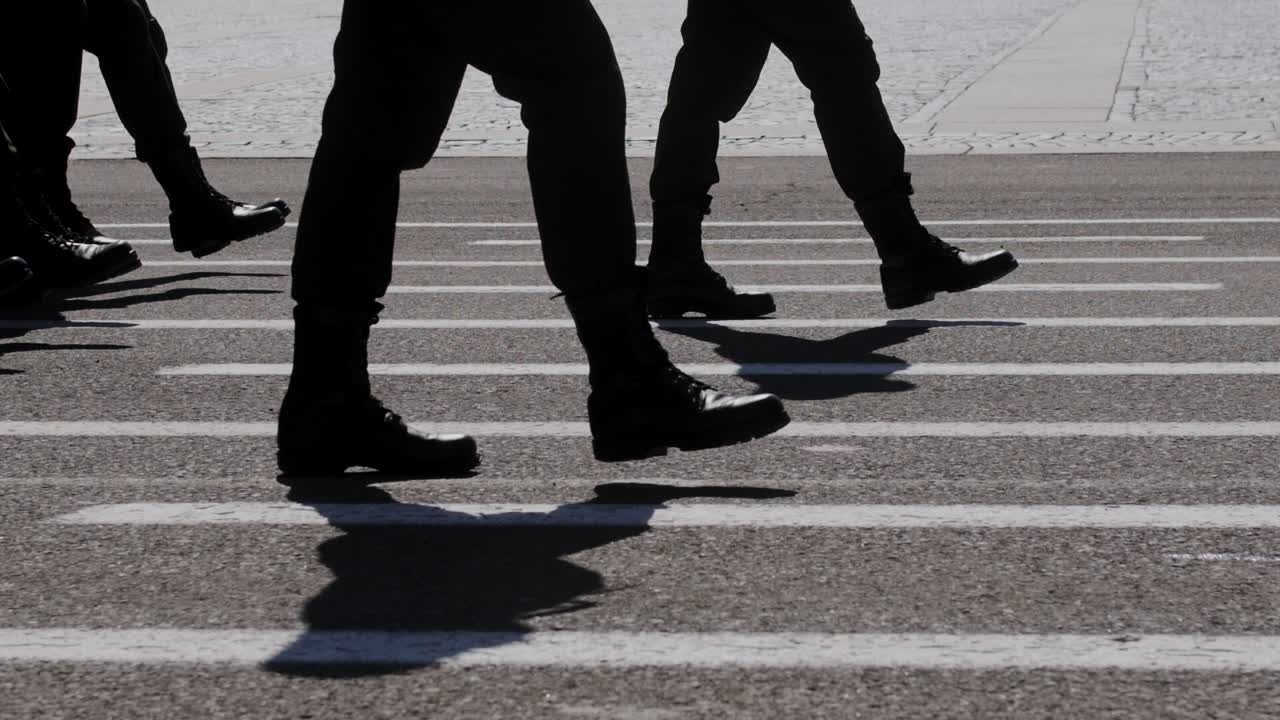 군인들이 행사에서 편대를 이루어 행진하다