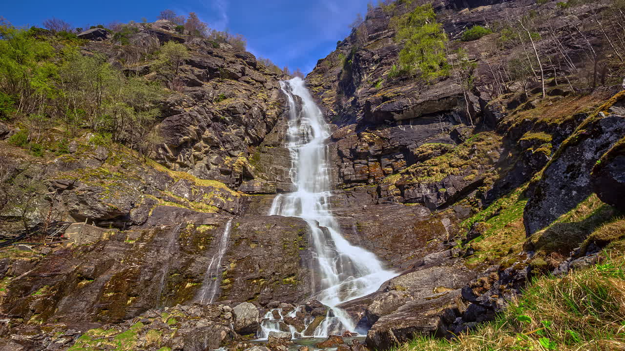 tiro rápido en ángulo bajo de latefossen, que es una de las cascadas más visitadas de noruega que se encuentra cerca de skare y odda en la región de hordaland en noruega