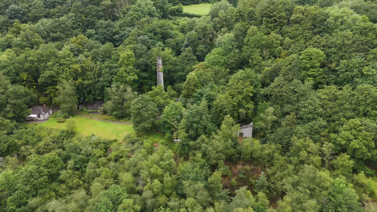 vista orbital de las ruinas mineras del pasado industrial de cornwall a lo largo de las orillas del río tamar rodeado de exuberante vegetación