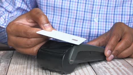 persona que paga con tarjeta de crédito