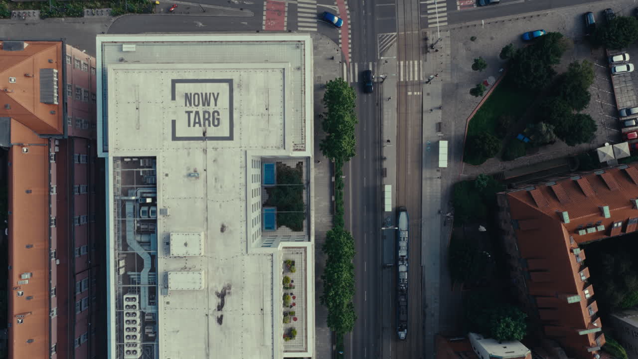 Vista aerea di una strada cittadina con un edificio moderno e edifici storici
