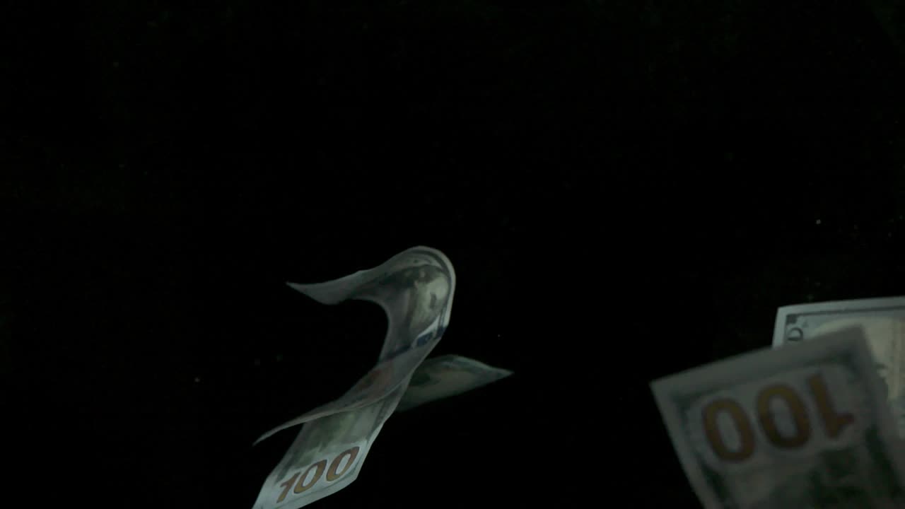 흑색 바탕에 떨어지는 캐나다 달러 지폐, 4k 로 루프가 가능, 고품질의 달러 지폐가 떨어지는 4k 로 러프가 가능