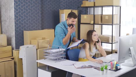 los vendedores jóvenes están vendiendo en línea.