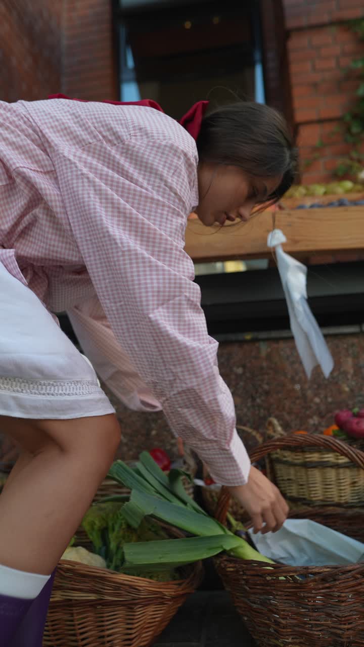 mujer comprando en un mercado callejero