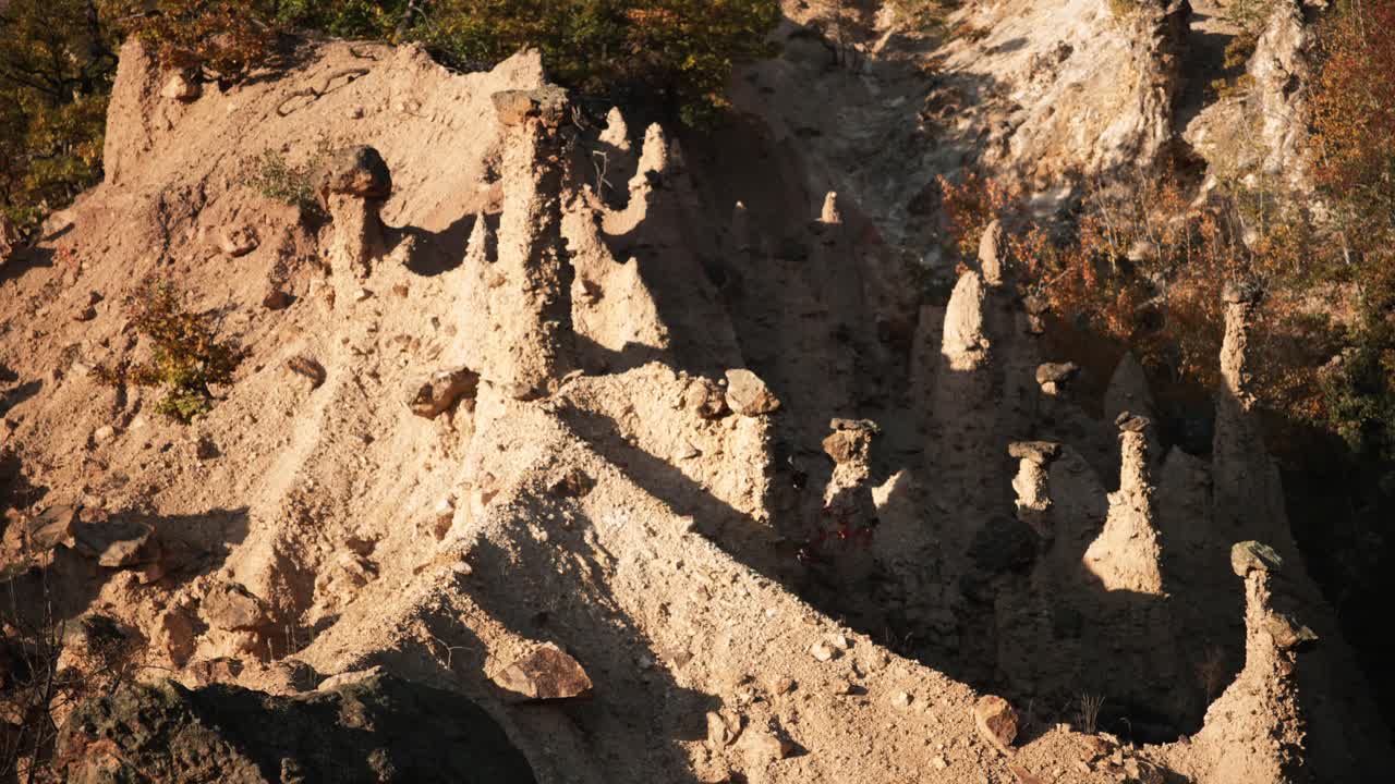 уникальное скальное образование на горе в сербии