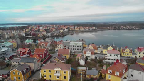 Vista-Aérea-De-Casas-Pintorescas-En-La-Isla-Paradisíaca-Sueca-Ekholmen-En-Karlskrona,-Suecia-2