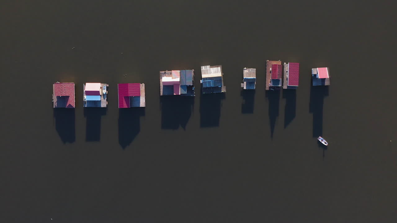 헝가리에서 수상 마을과 작은 집의 하향 영화 각도 드론 샷