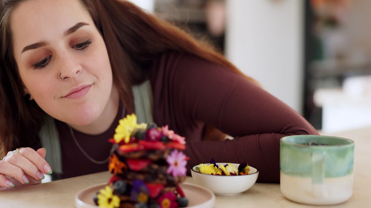 cocinar, panqueques y mujer con una pila en casa