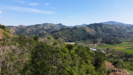 paisaje montañoso cubierto de denso bosque en la isla de sumba, nusa tenggara oriental, indonesia