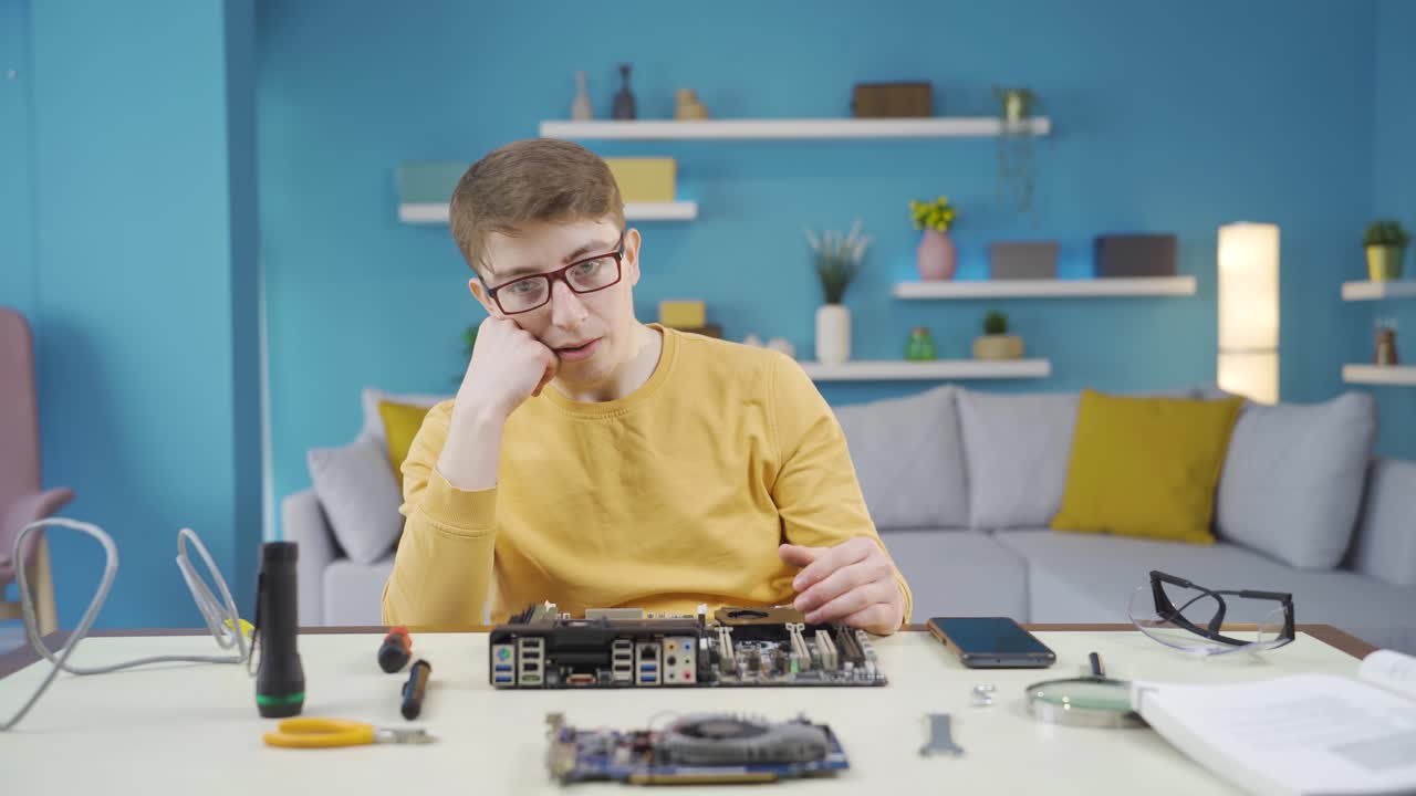 The young man who cannot solve the technology is sad.
