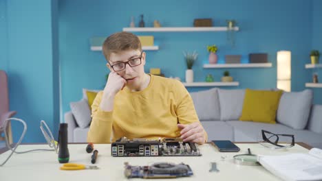 de jonge man die de technologie niet kan oplossen is verdrietig.