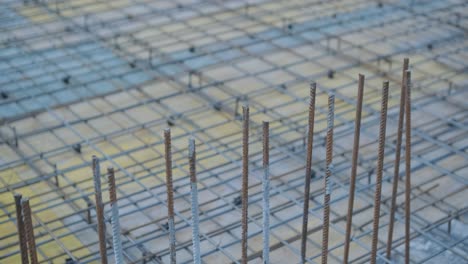marcos de acero de un edificio en construcción, con una grúa torre en la parte superior
