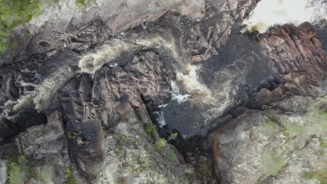 4k-Drohne-Aufnahme-Eines-Frischen-Flusswassers-Auf-Felsen