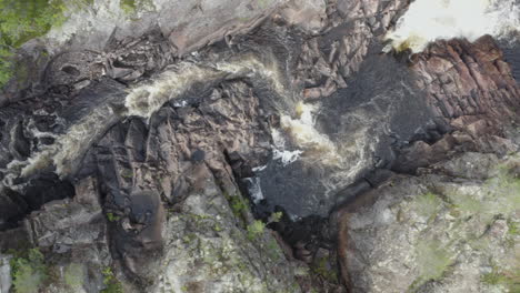 vista superior de 4k toma de drones de un agua fresca de la corriente del río en las rocas