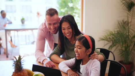 Glückliche-Familie,-Eltern-Und-Kind-Am-Tisch