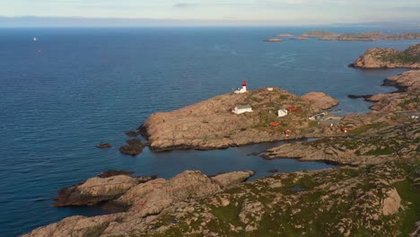 Leuchtturm-An-Der-Küste.-Der-Leuchtturm-Lindesnes-Ist-Ein-Küstenleuchtturm-An-Der-Südlichsten-Spitze-Norwegens.