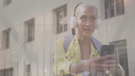 animación del procesamiento de datos estadísticos sobre una mujer biracial feliz que usa un teléfono inteligente en la calle