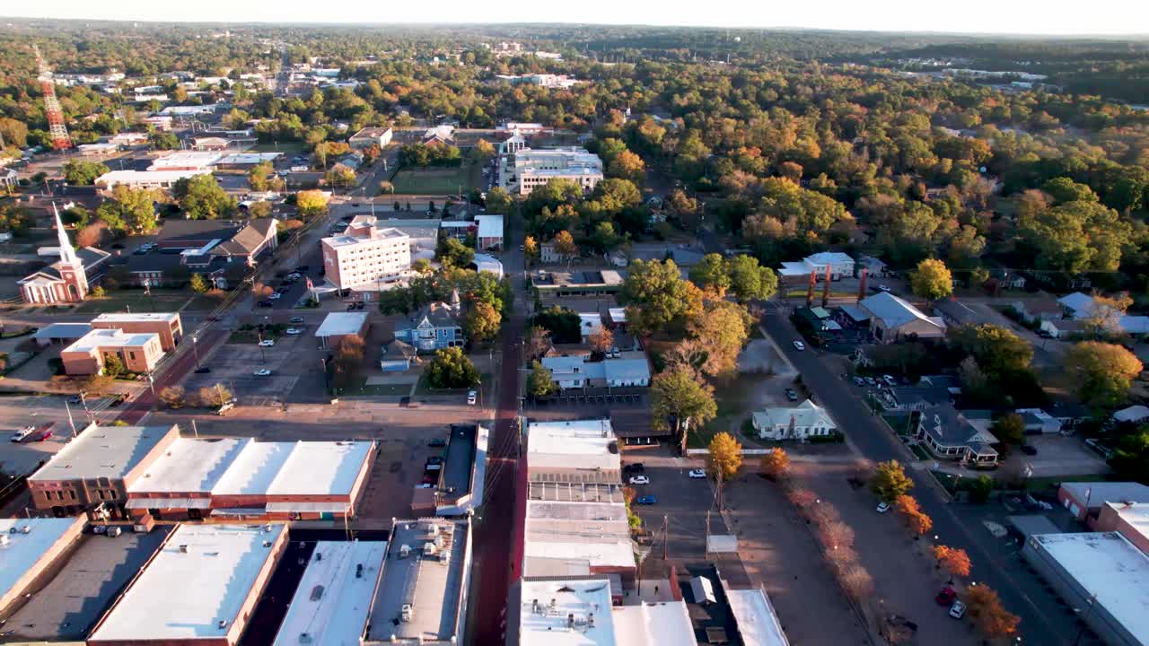 Letecké záběry města Nacogdoches v Texasu natočené v listopadu 2025